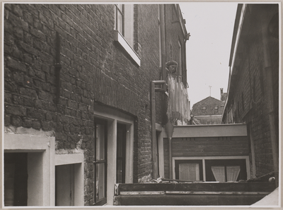 60368 Gezicht op de achtergevels van de huizen in de De Kockstraat te Utrecht; rechts de achtergevels van de huizen in ...